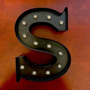 S initial light sign